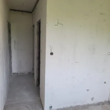 Gyári, falon belüli csőbe húzott vezetékek