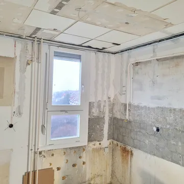 Konyhai kiállások betonfalba vésett kábelekkel