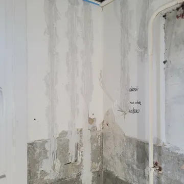 Konyhai kiállások betonfalba vésett kábelekkel