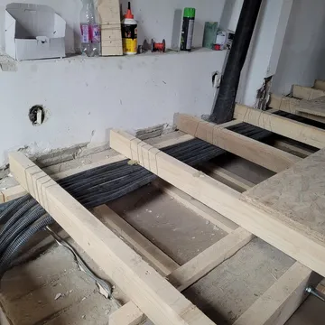 Fafödémben vezetett elektromos hálózat