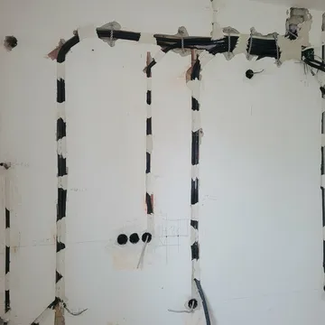 Konyhai elektromos hálózat téglafalban
