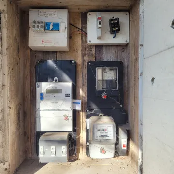 Régi lakáselosztó és mérőórák burkolattal