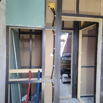 Gipszkarton falba épített elektromos hálózat