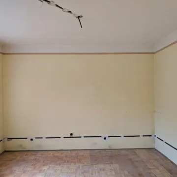 Falba mart védőcsőben vezetett elektromos hálózat