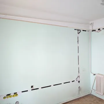 Falba mart védőcsőben vezetett elektromos hálózat