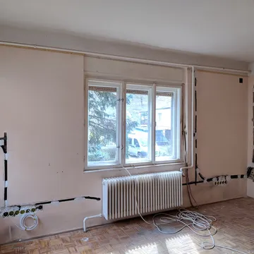 Falba mart védőcsőben vezetett elektromos hálózat
