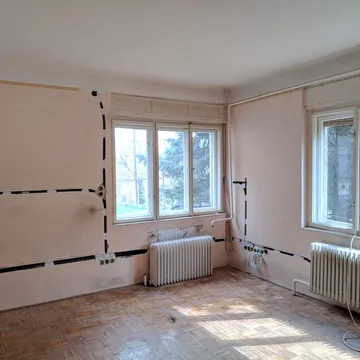 Falba mart védőcsőben vezetett elektromos hálózat