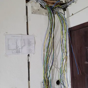 Új elektromos áramkörök falba építve, vakolható dupla szigetelésű kábelekkel megérkeznek a lakáselosztóhoz