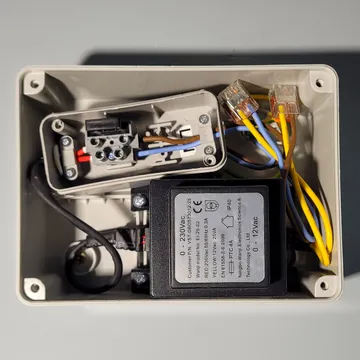 12V-os törpefeszültségű páraelszívó tápellátásának kötődoboza